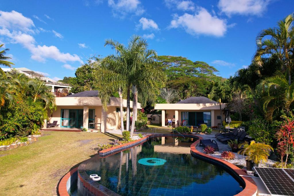 拉罗汤加黑岩别墅的一座带游泳池的房子的图象