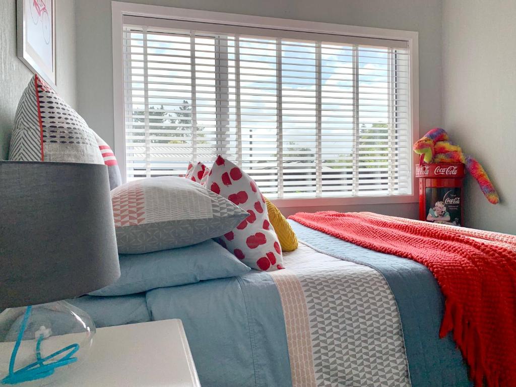M&amp;K Home with central air condition, 4 bedrooms, by Chartwell Shopping Centre客房内的一张或多张床位