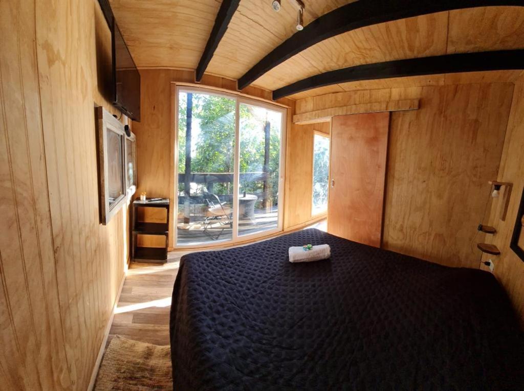 蒙特港Lodge in the Woods的一间设有一张黑色床的卧室,位于一个设有窗户的房间