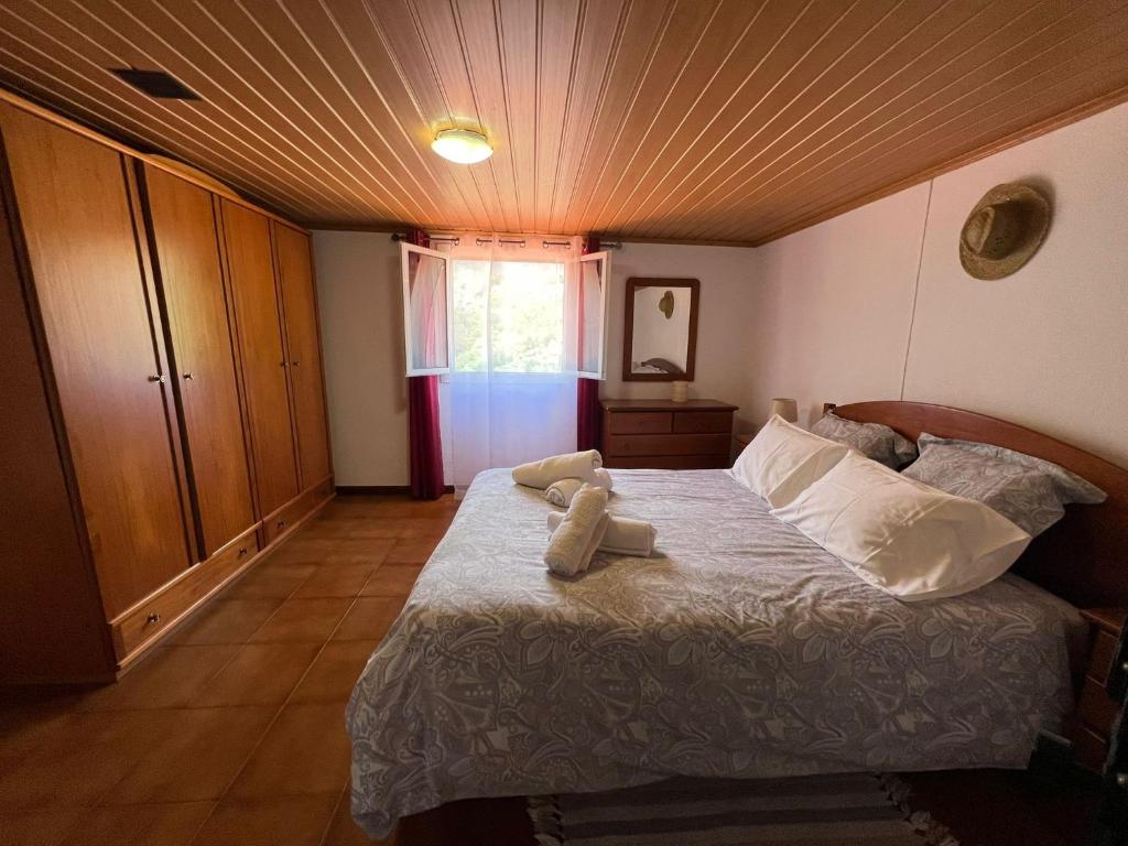 库拉尔-达斯弗雷拉斯Vivenda Ribeiro - Curral das Freiras的一间卧室配有一张床,上面有两条毛巾