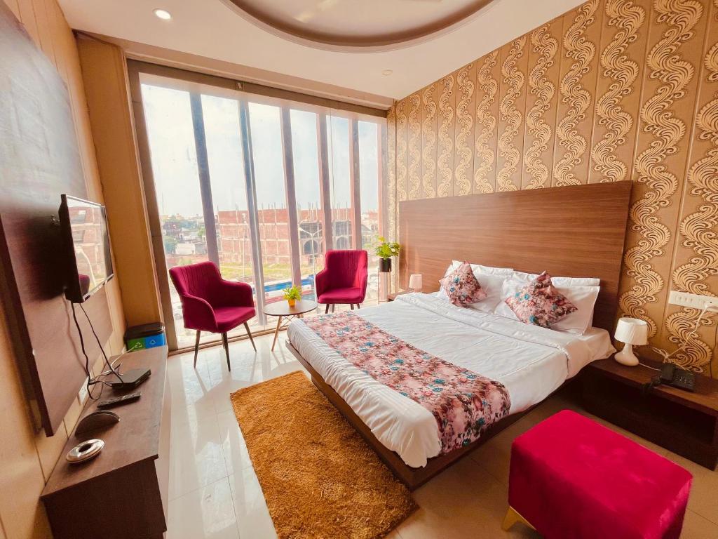钱德加尔Hotel Pearl Grand, Zirakpur - Top Rated & Most Awarded Property in Tricity的一间卧室设有一张大床和一个大窗户