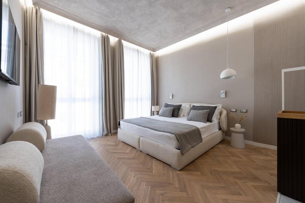 米兰Duomo Collection的一间卧室设有一张床和一个大窗户