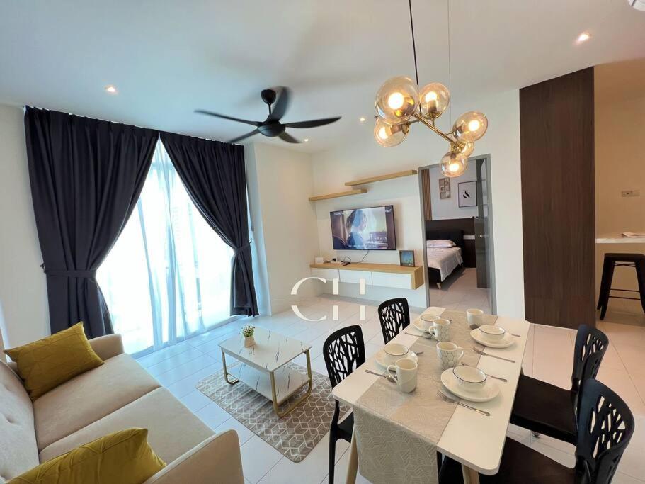 古晋Kuching Apartment @ TT3 SOHO Near NorthBank的客厅配有白色桌子和沙发