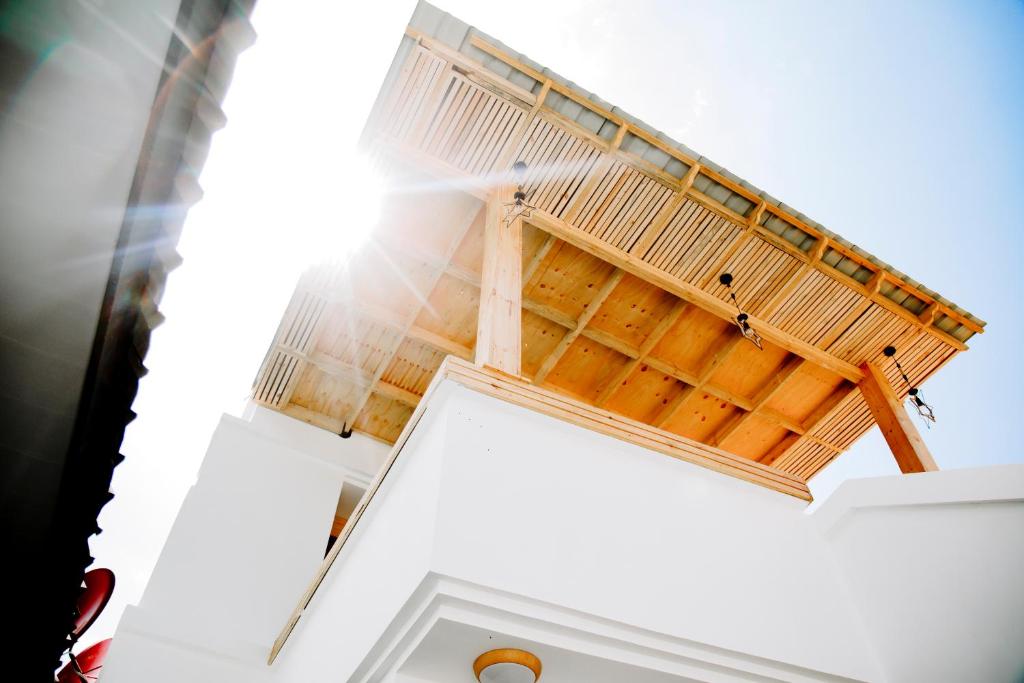达累斯萨拉姆ESN LODGES & HOMETSAY SERVICES的建筑屋顶的景色,背面是太阳