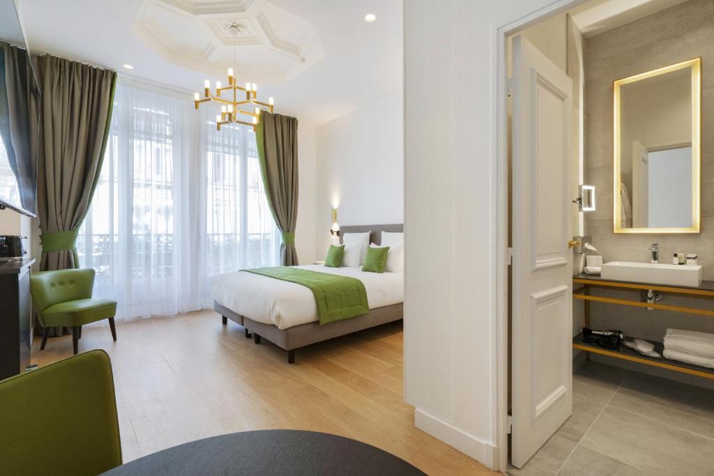 巴黎Vestay Montaigne的一间卧室配有一张床,浴室设有水槽