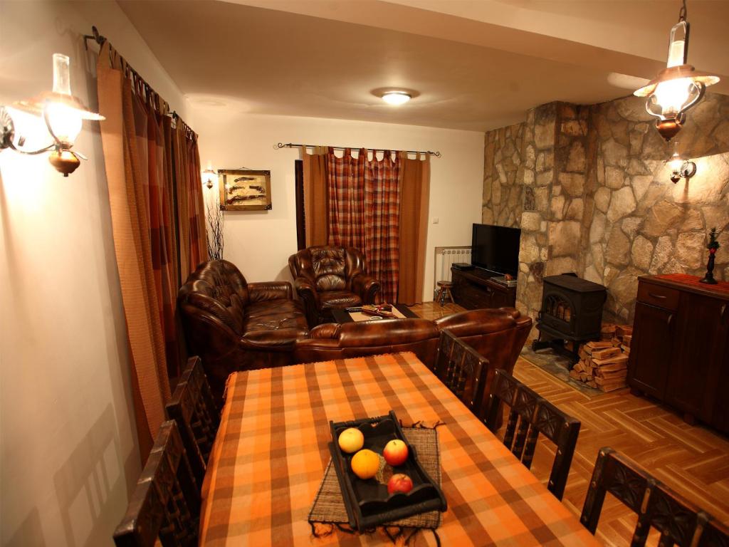 扎布利亚克家庭公寓酒店的客厅配有桌子和沙发