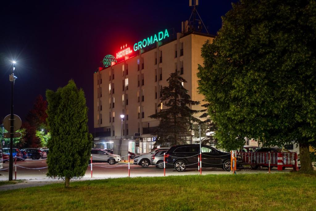 沃姆扎格罗马达沃姆扎酒店的夜间在停车场停车的酒店