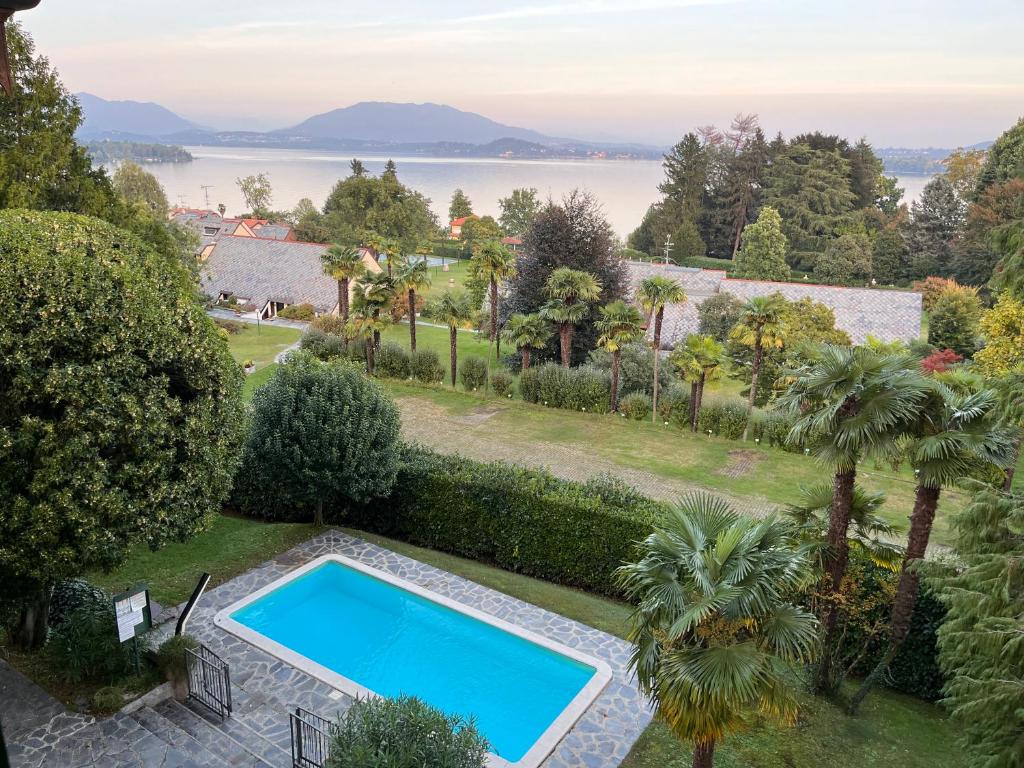 莱萨VSC Apartment - Appartamento in villa storica vista lago e piscina的花园内的游泳池,享有水景