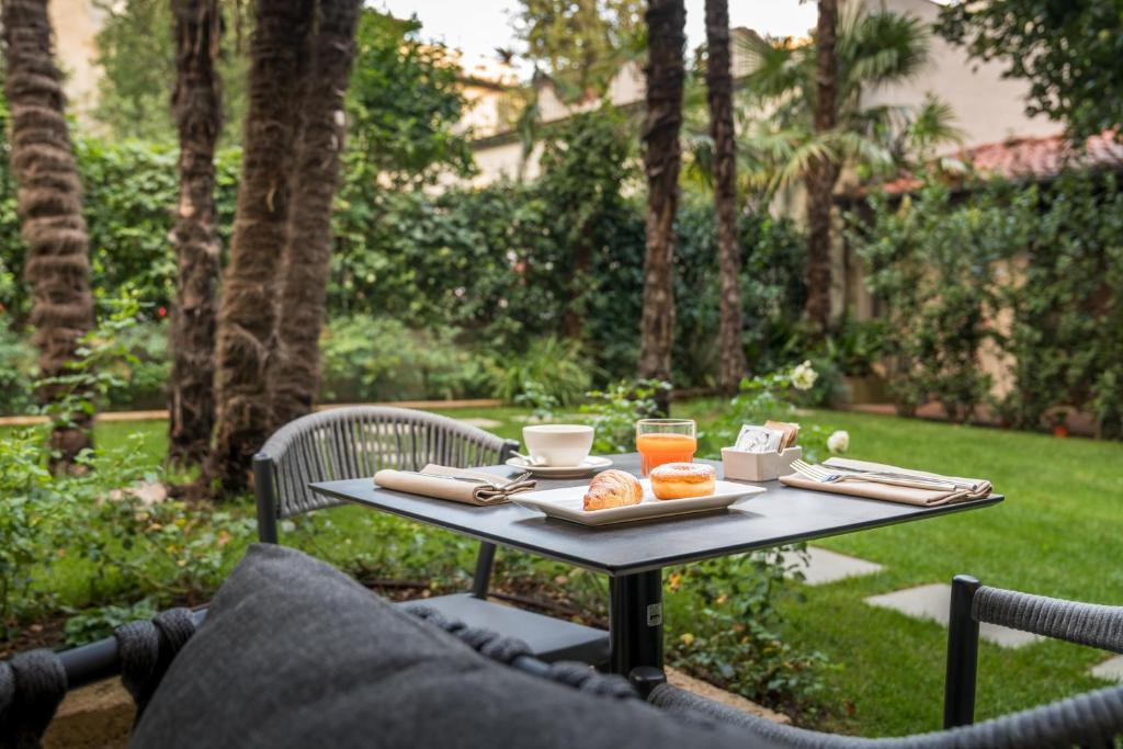 佛罗伦萨阿尔乐酒店的一张桌子,上面有一盘食物和饮料
