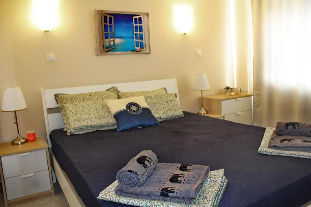 帕莫瑞Lovely 1-bedroom apartment with pool, 250 m to the beach的一间卧室配有一张大床和毛巾