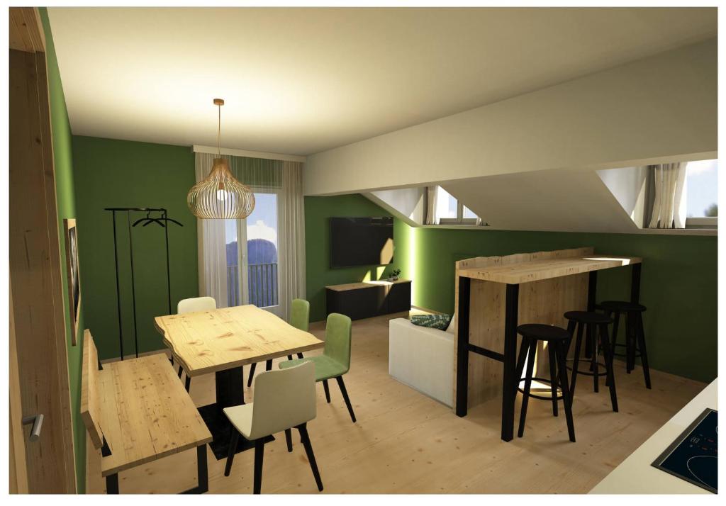 福尔加里亚Al Sole Mountain Chic的客厅设有绿色的墙壁和桌椅