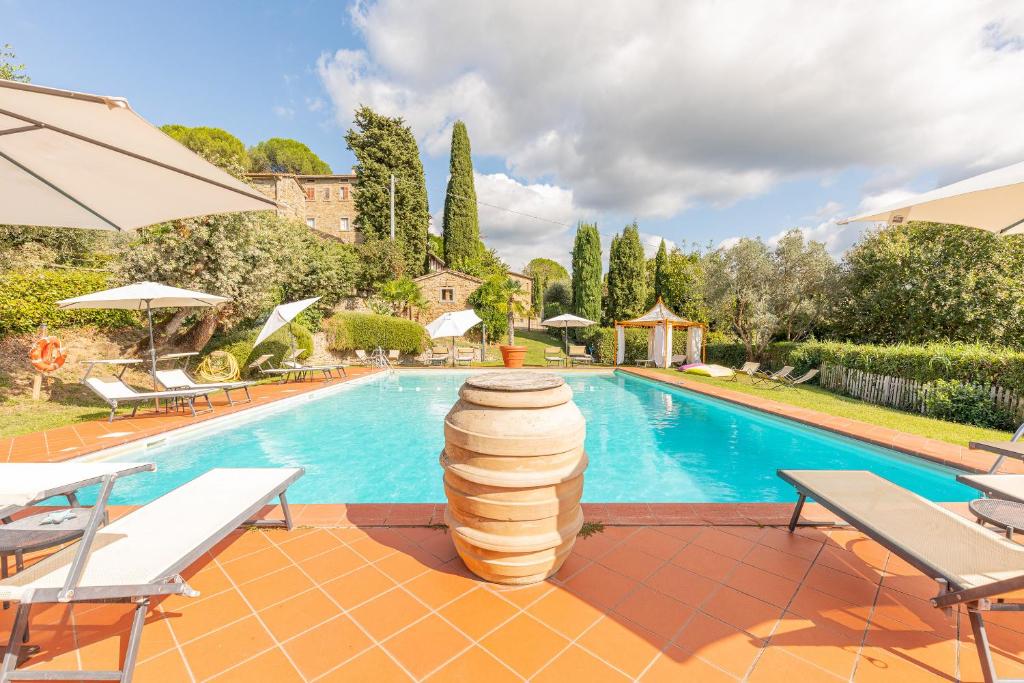 卡斯蒂廖恩菲奥伦蒂诺Borgo Dolci Colline Resort Limonaia的一个带别墅的游泳池和一个游泳池