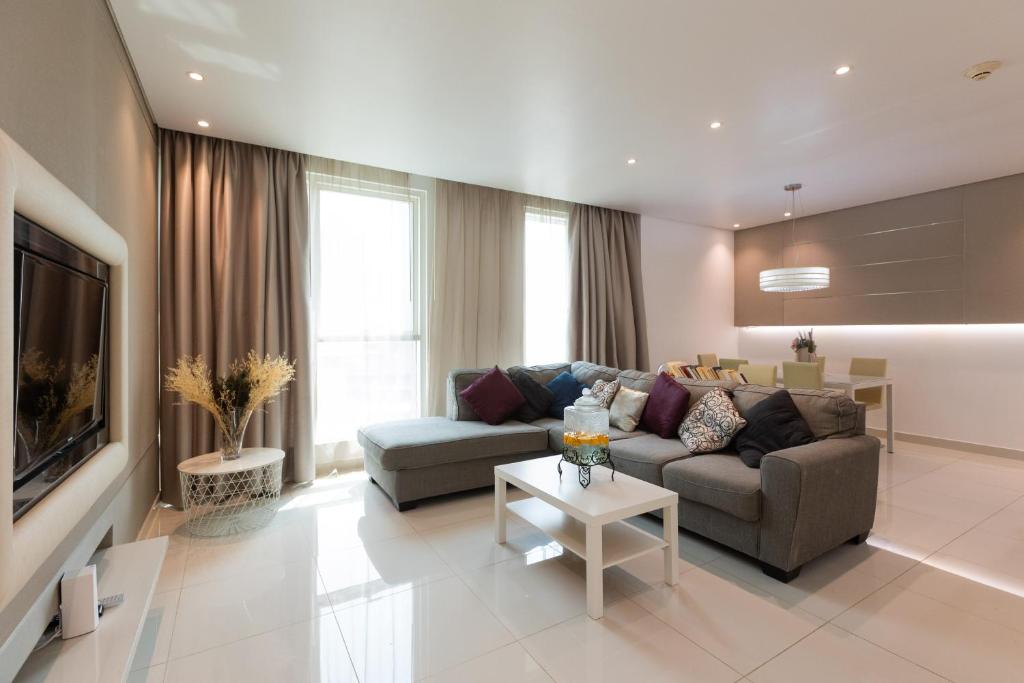 迪拜Hostel InterCube的带沙发和电视的客厅