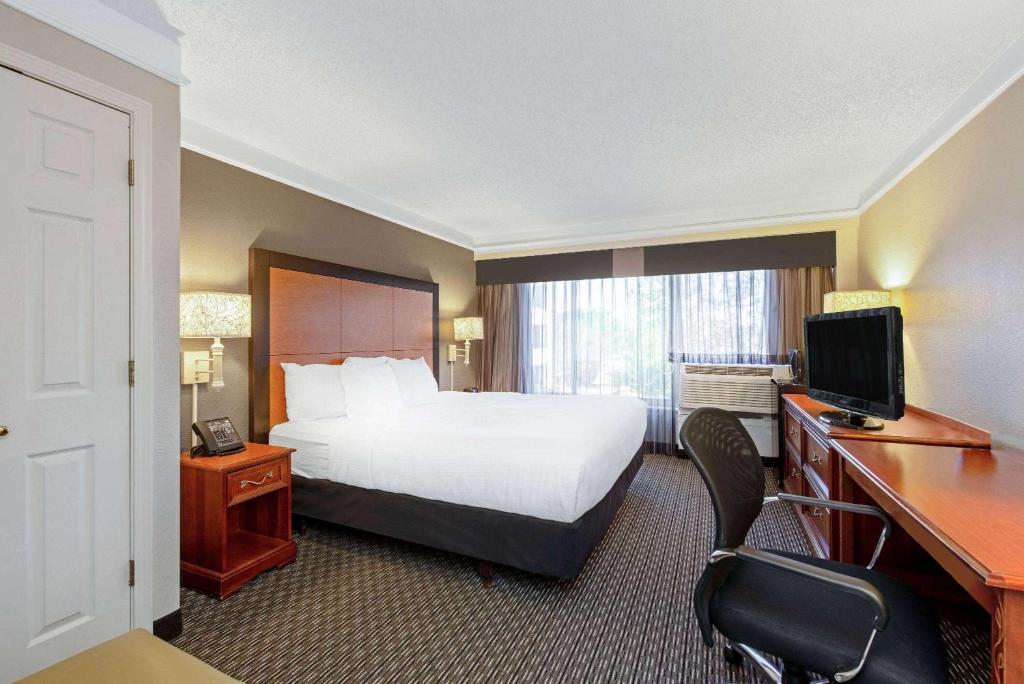 肯纳拉昆塔新奥尔良机场酒店的酒店客房配有一张床和一张带电脑的书桌
