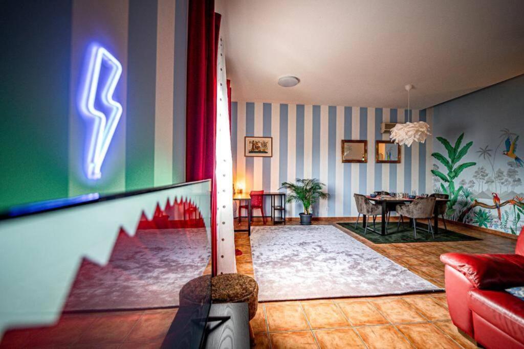 沃卡罗Art Apartment Ticino的客厅配有红色的沙发和桌子