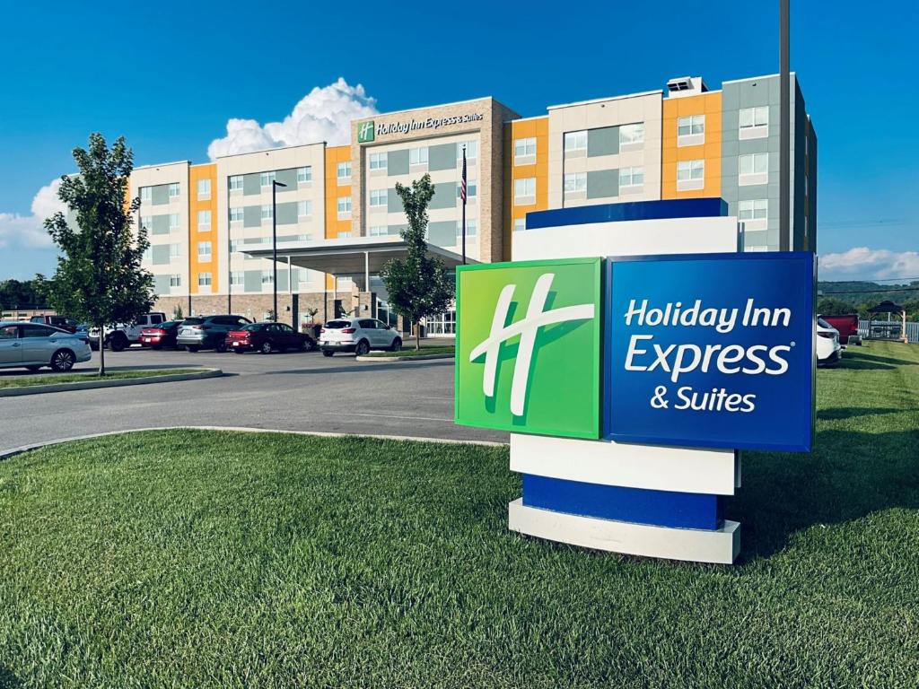 MoundsvilleHoliday Inn Express & Suites - Moundsville, an IHG Hotel的建筑前的医院标志