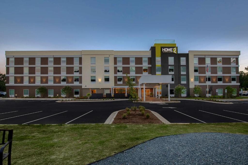 费耶特维尔Home2 Suites By Hilton Fayetteville North的前面有一个停车位的酒店