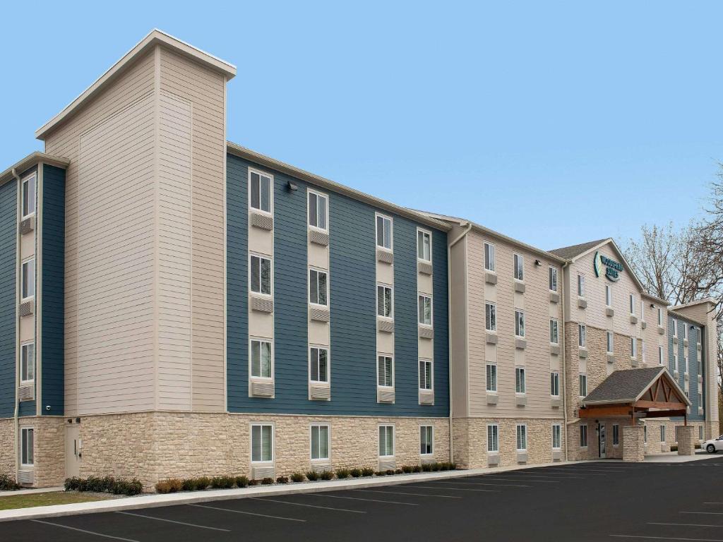休斯顿WoodSpring Suites South Houston Hobby的公寓大楼拥有蓝色和白色的建筑