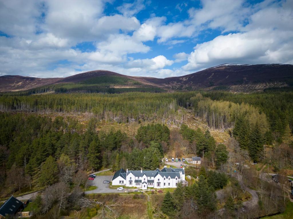 Loch MorlichCairngorm Lodge Youth Hostel的享有高山上大房子的空中景色