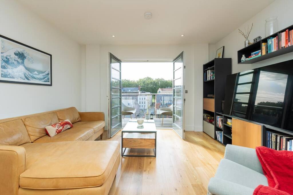 布里斯托Cosy 2 bed flat in central Bristol on river Avon的客厅配有沙发和桌子