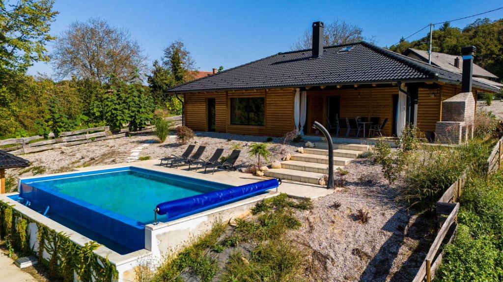 萨莫博尔Laganini Country的房屋前有游泳池的房子
