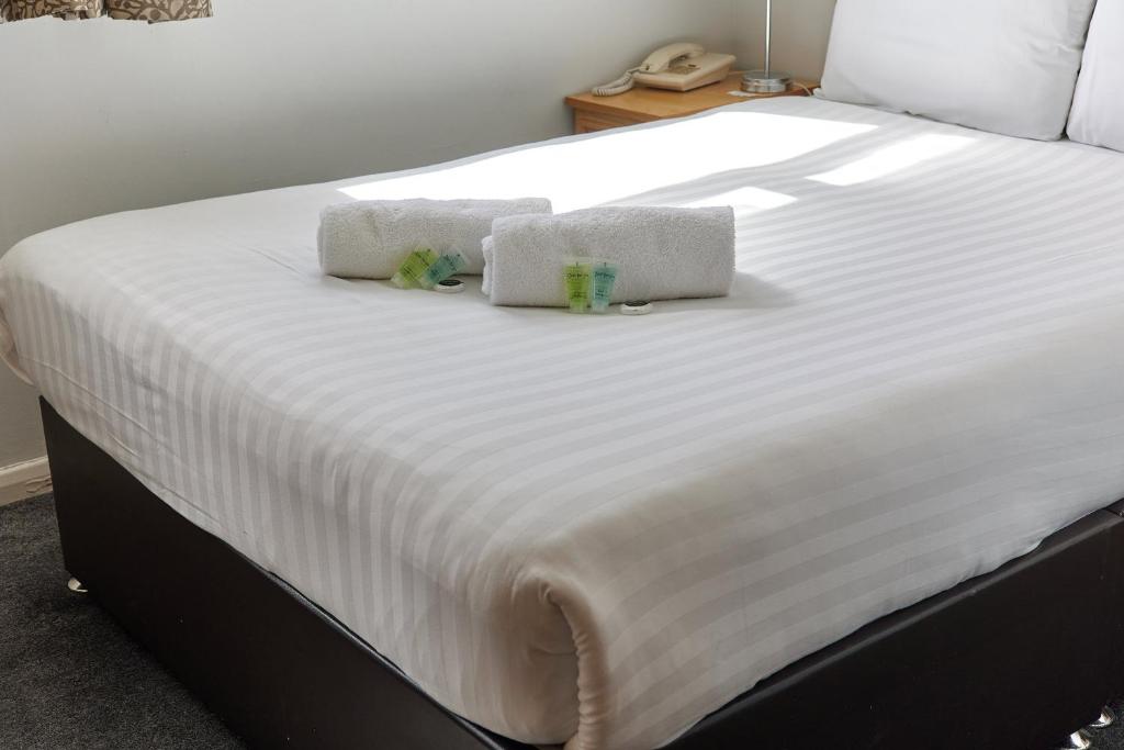 泰恩河畔纽卡斯尔Properties Unique Dene Rooms - Double Room的一张白色的大床,带两条毛巾