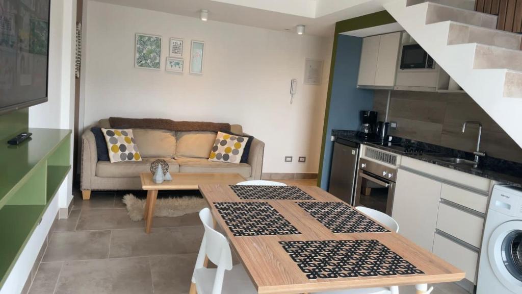 乌斯怀亚Miras Apartment Ushuaia的客厅配有桌子和沙发