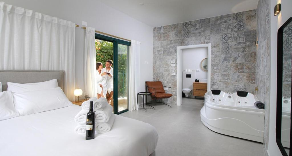 兹奇隆亚科夫49 Boutique的酒店客房配有一张床和浴缸。