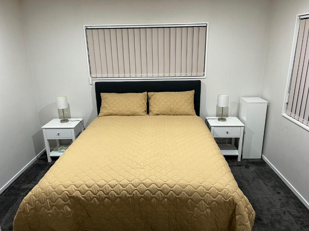 奥克兰Private resident的一间卧室配有黄色的床和2个床头柜