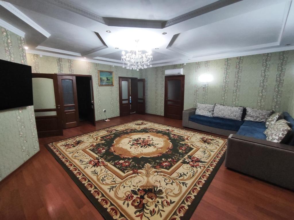 奇姆肯特5-комнатный дом посуточно的带沙发和地毯的客厅