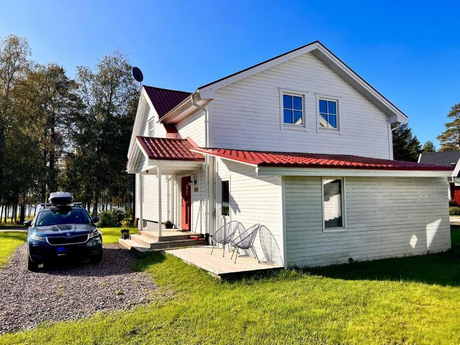 吕勒奥Riverfront Cosy Villa in Luleå的前面有一辆汽车停放的白色房子