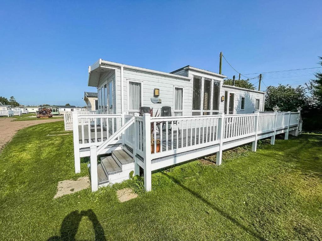 大雅茅斯Luxury Caravan With Decking Nearby Scratby Beach In Norfolk Ref 50001bm的白色门廊和白色栏杆的房子