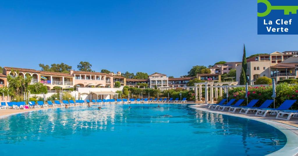 格里莫Résidence Pierre & Vacances Les Parcs de Grimaud的度假酒店的游泳池