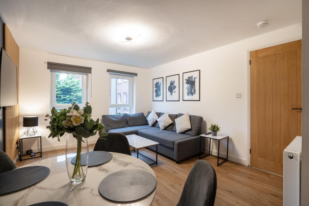 爱丁堡Modern 2BED Apartment-Free Parking的客厅配有沙发和桌子