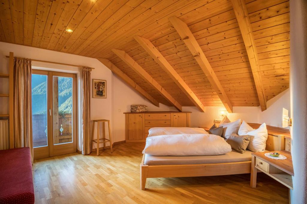 FundresAdulty Only Wasserfall Tschorn的一间卧室设有一张床和木制天花板