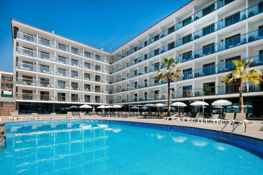 萨洛圣地亚哥最佳酒店的大型公寓大楼,设有大型游泳池