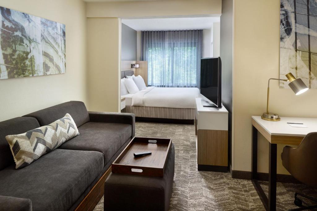 达拉姆罗利达拉姆机场/三角研究园春季山丘套房的酒店客房设有一张沙发和一张床