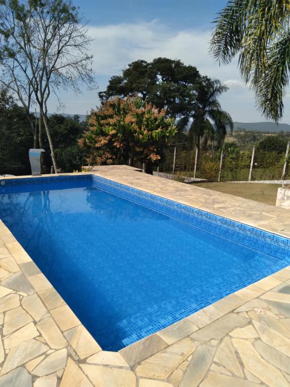 阿蒂巴亚Chácara Volare em Atibaia, exclusiva, condomínio fechado的一座蓝色的游泳池