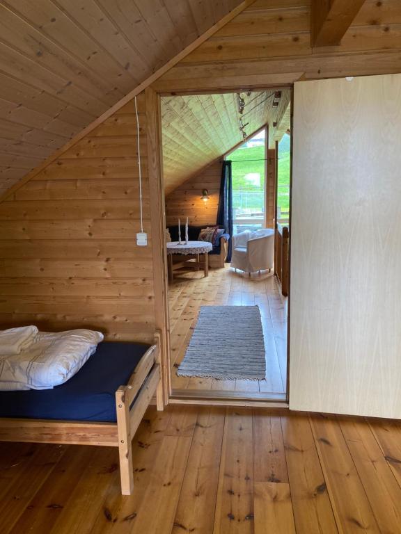 LonevågSkjerping gårdshus,的木屋内的一个床位