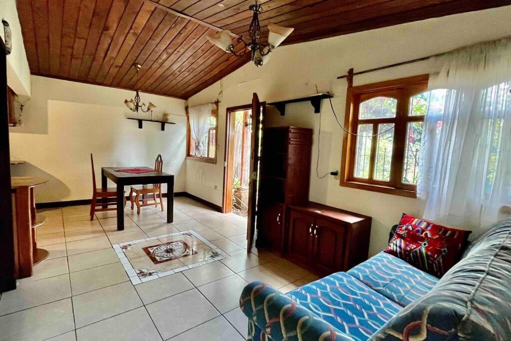 圣胡安拉拉古纳Casa I’x (Jaguar)的客厅配有沙发和桌子