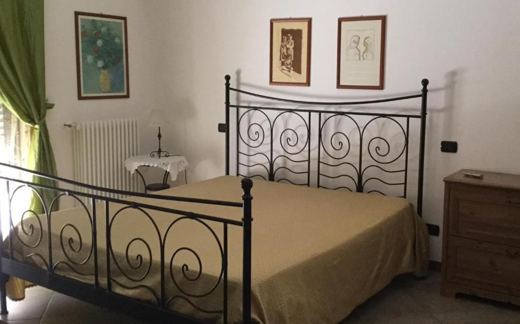 孔韦尔萨诺Dimora Gentile的一间卧室配有黑色的床和梳妆台