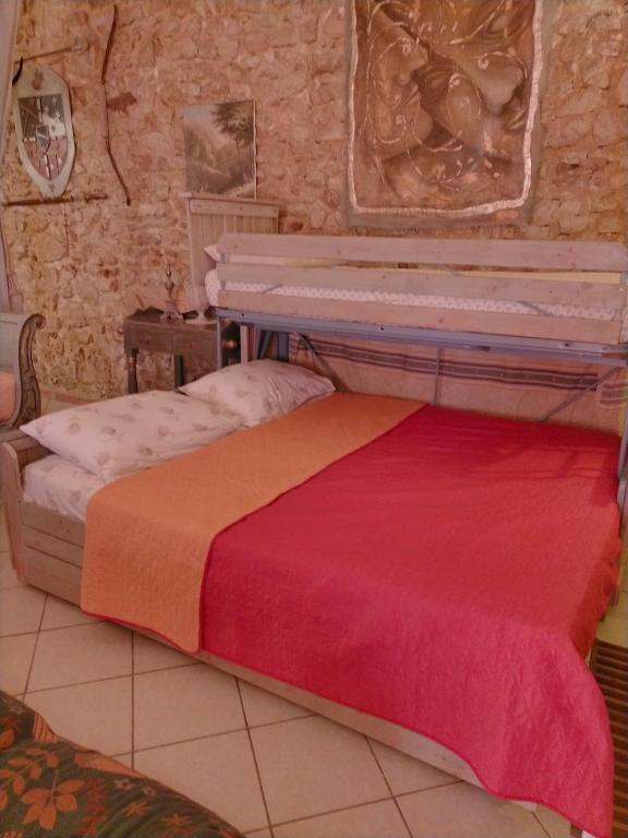 CoppeAntico Leccio Orange的客房内的一张床位