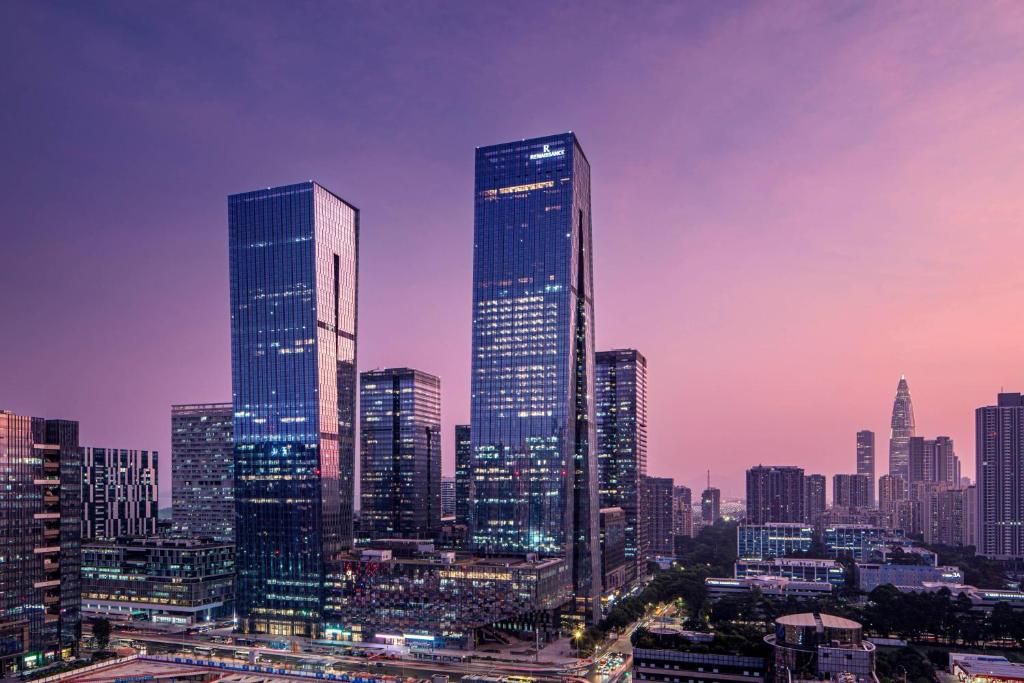 深圳深圳湾万丽酒店的城市天际线,城市高耸的摩天大楼