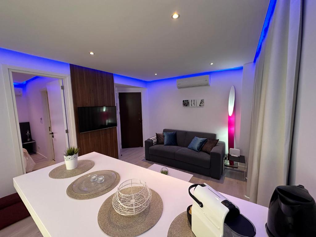 İncirliFelisia’s luxury apartment的客厅配有桌子和沙发