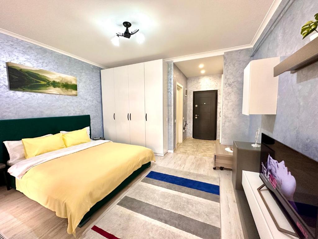 RoşuNice apartment in Militari Residence的一间带大床和电视的卧室