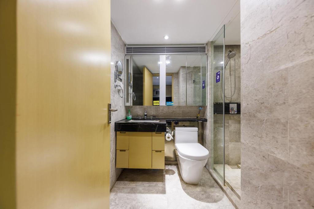 广州广州宝丽殿维福顿酒店珠江新城广州塔店的一间带卫生间和水槽的浴室