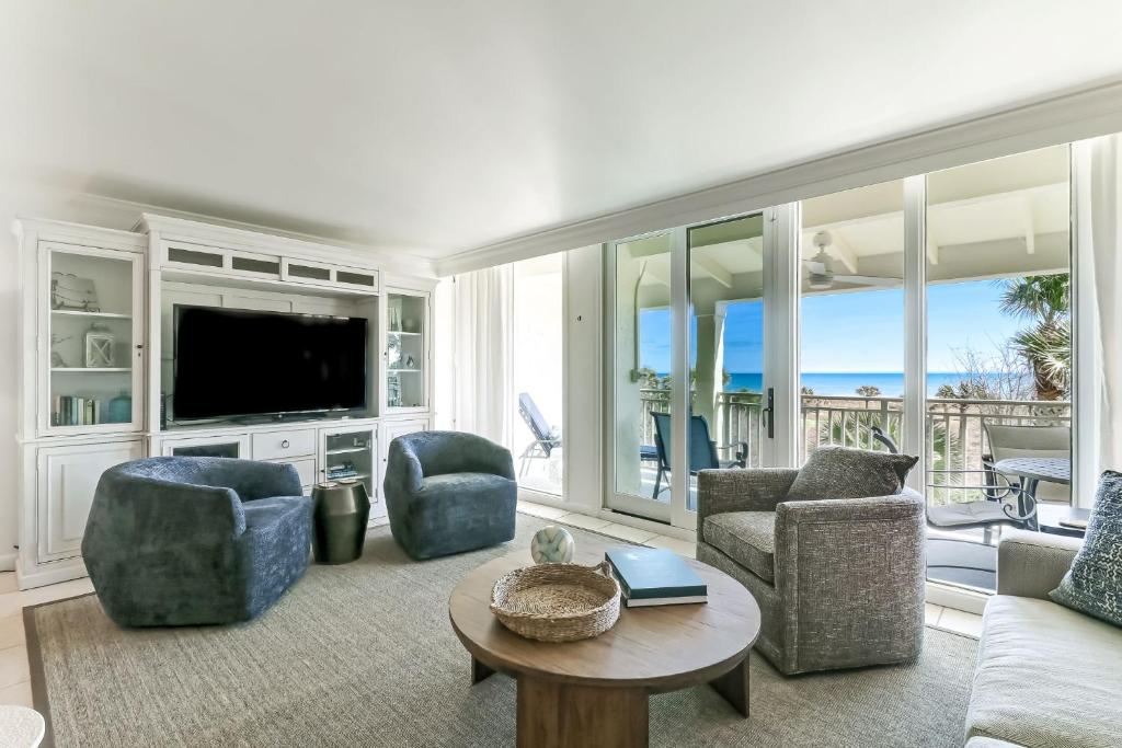 阿米莉亚岛1380 Shipwatch的客厅配有沙发、椅子和电视