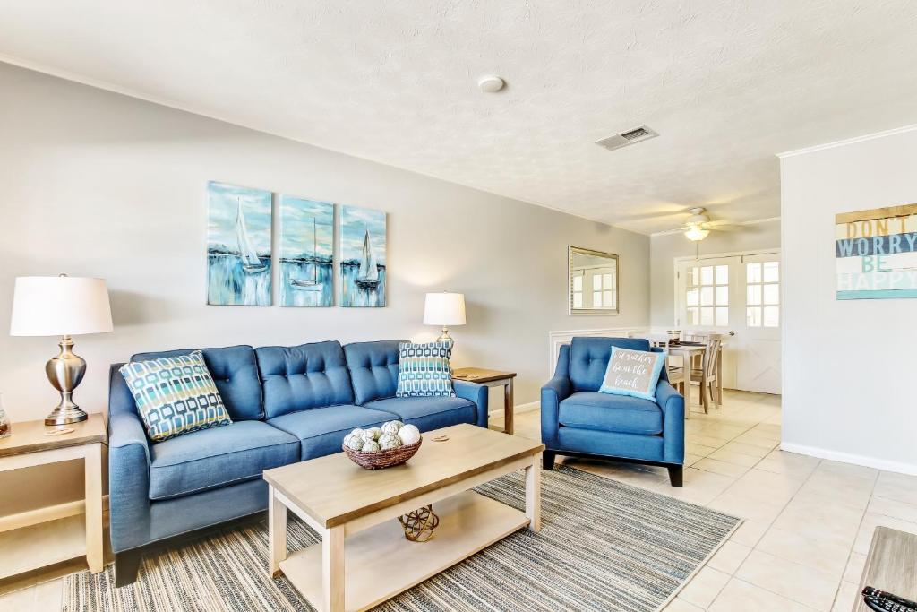 阿米莉亚岛2810 Ohio Avenue #1的客厅配有蓝色的沙发和2把蓝色的椅子