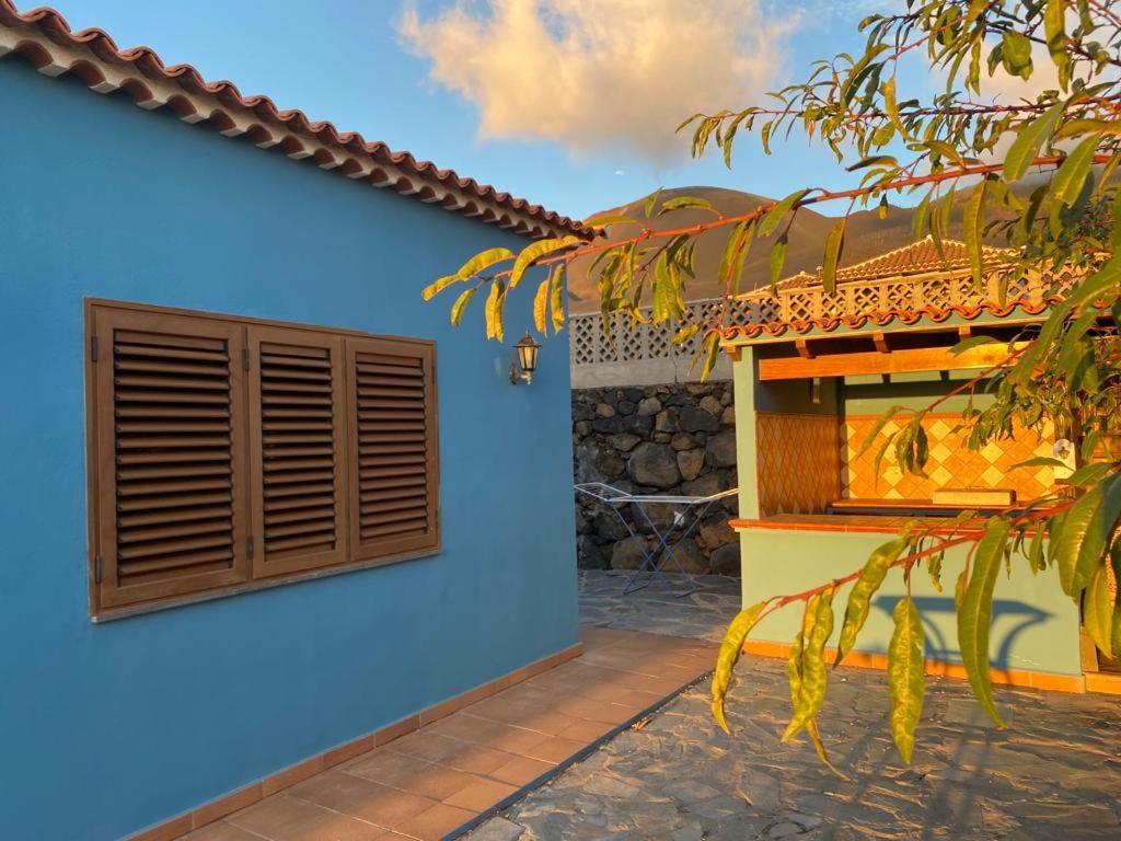 埃尔帕索Mirador Azul的蓝色的房子,有窗户和墙壁