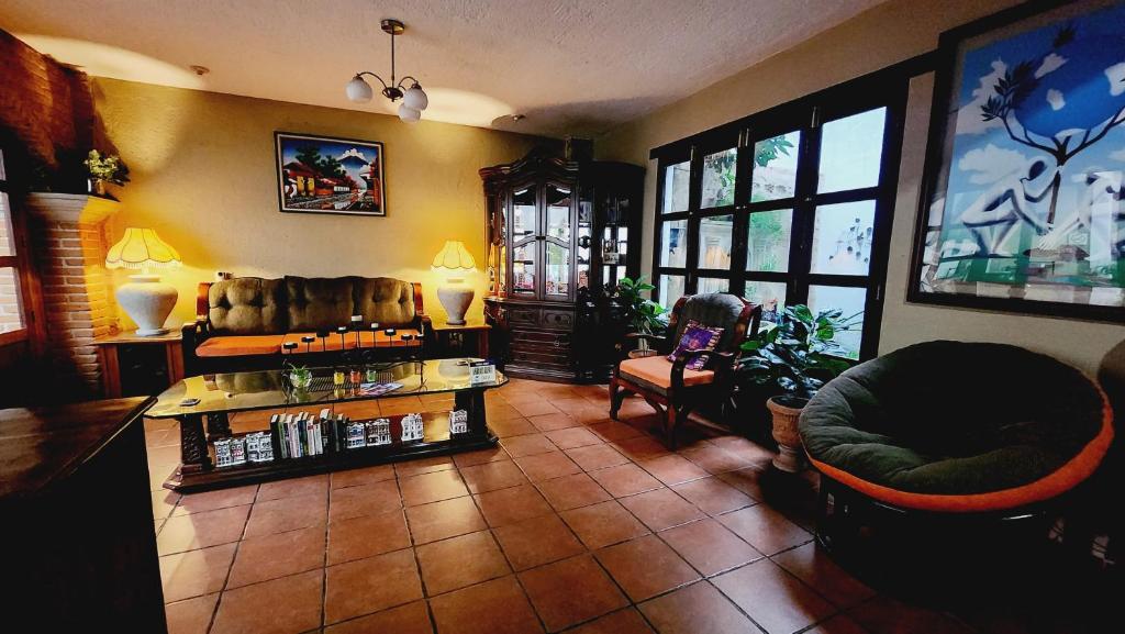 危地马拉安地瓜MAGNOLIAS的客厅配有沙发和椅子